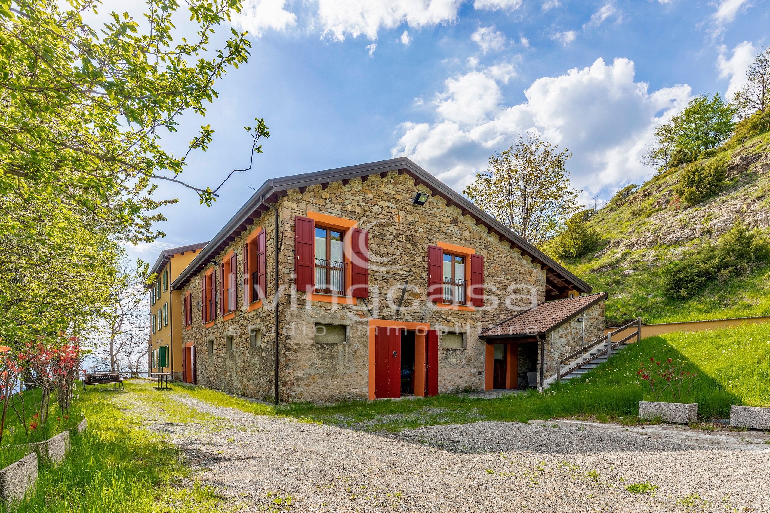 APPARTAMENTO DI CHARME  IN RESIDENCE CON TERRAZZO, PARCO, PISCINA E TENNIS