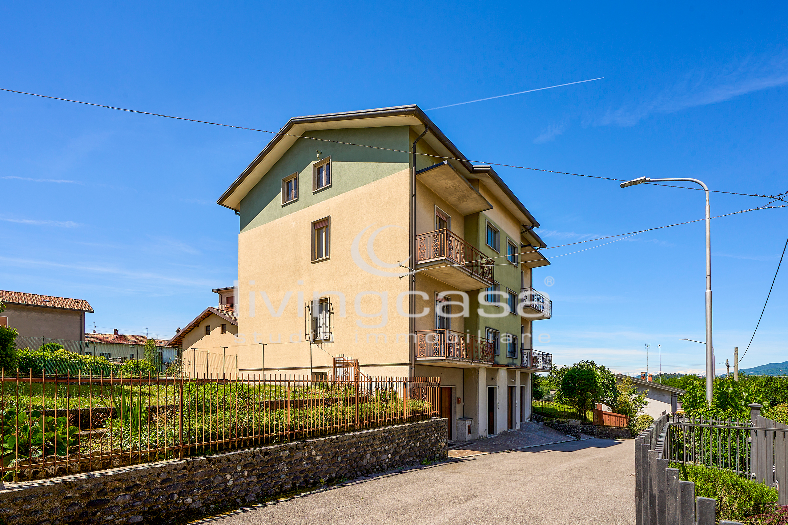 APPARTAMENTO IN CASCINA, DA RISTRUTTURARE, A CASTELLO DI BRIANZA