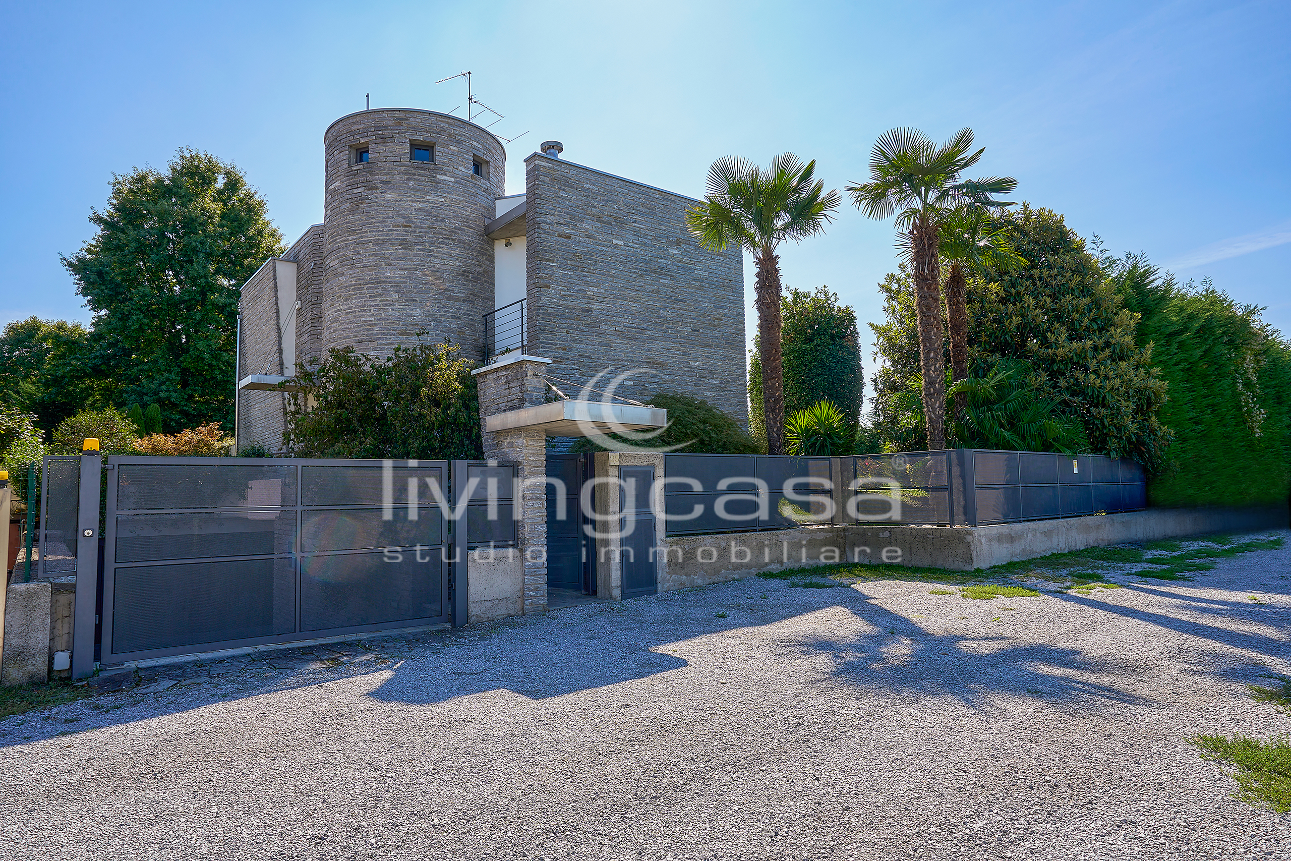 VILLA A SCHIERA DI TESTA CON GIARDINO SU TRE LATI E BOX DOPPIO!