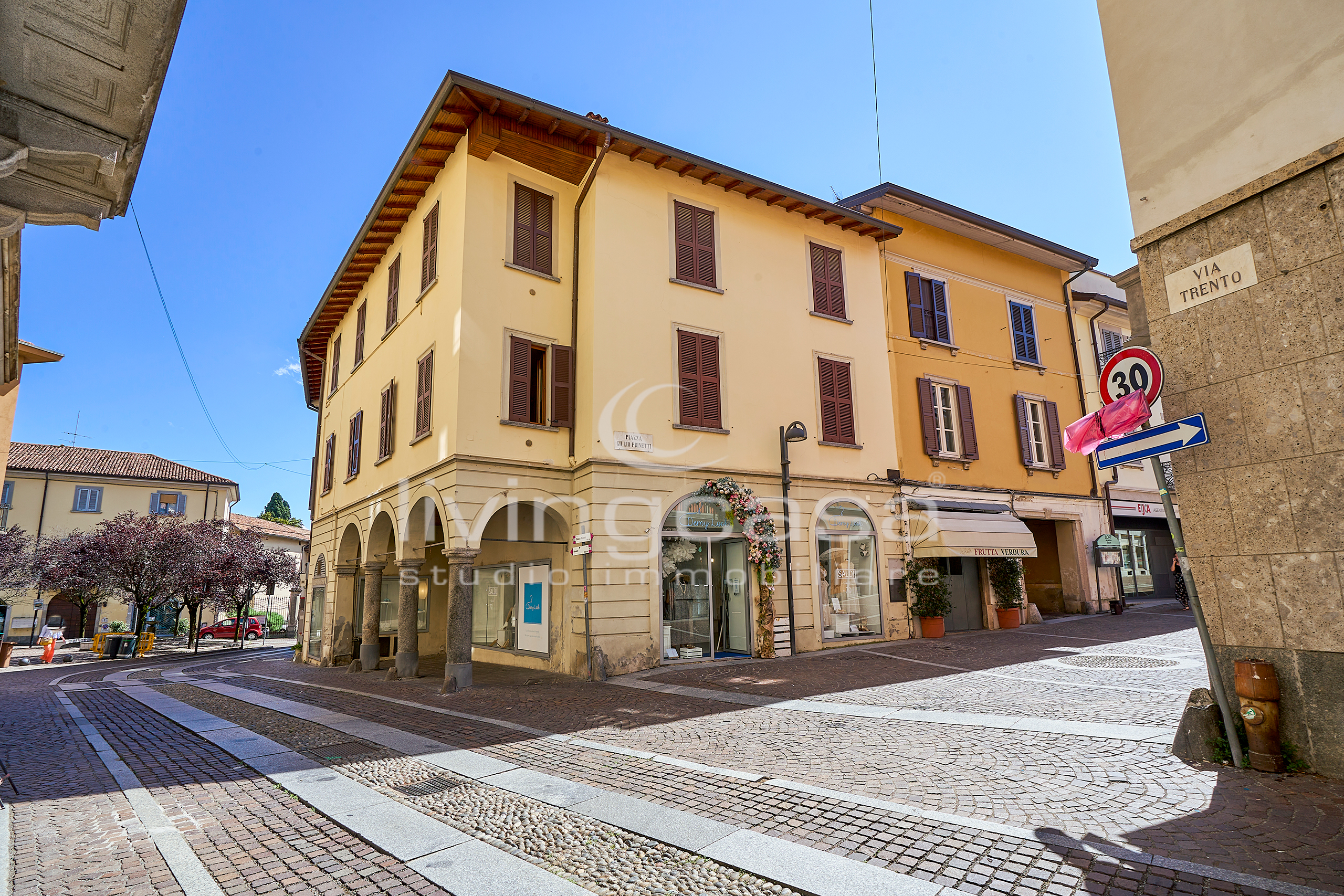 AMPIA BIFAMILIARE CON GIARDINO PRIVATO