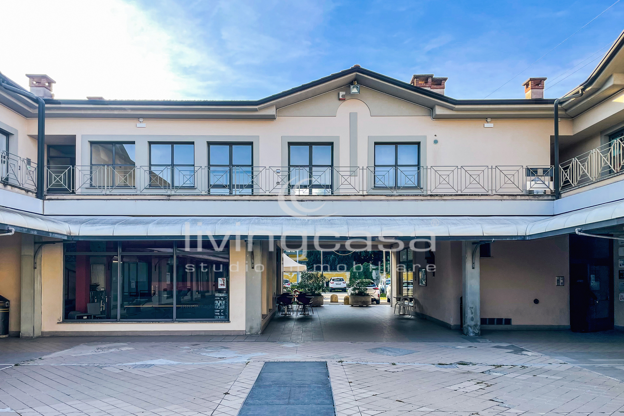 CAPANNONE DI TESTA, PRONTO ALL’USO, CON AREA ESTERNA A MISSAGLIA