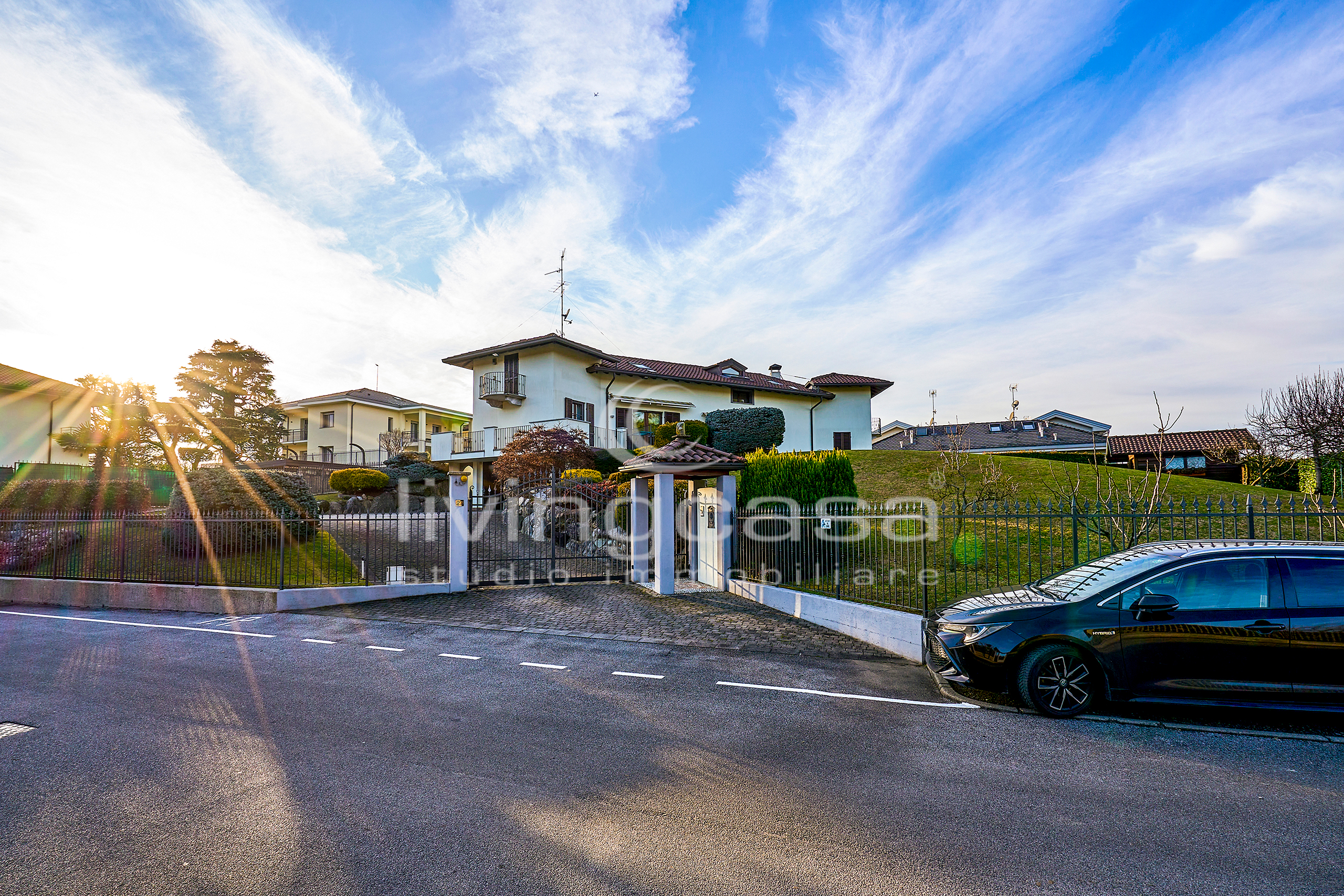 MODERNA VILLA SINGOLA CON 1.700 MQ DI GIARDINO E JACUZZI A BESANA IN BRIANZA