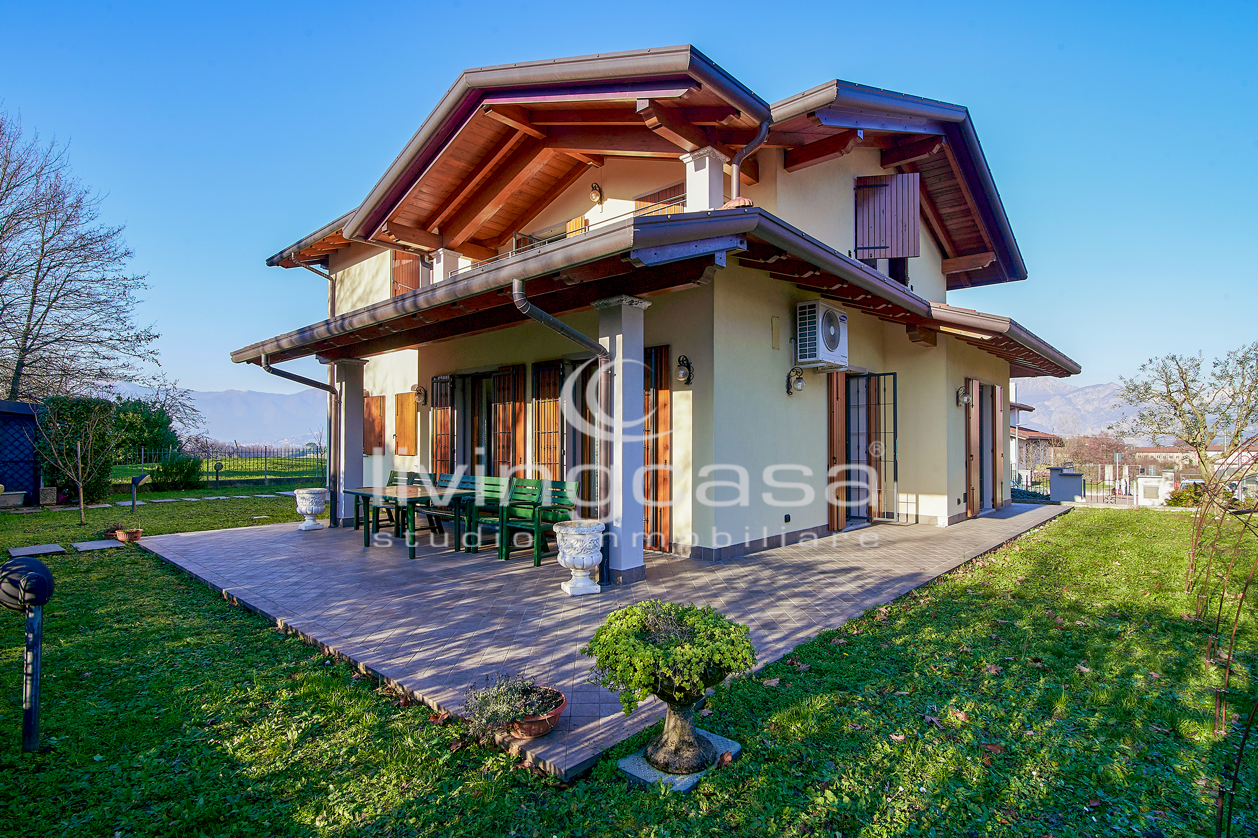 A CASSAGO, BIFAMILIARE CON GIARDINO PER CHI SOGNA INDIPENDENZA E TRANQUILLITÀ