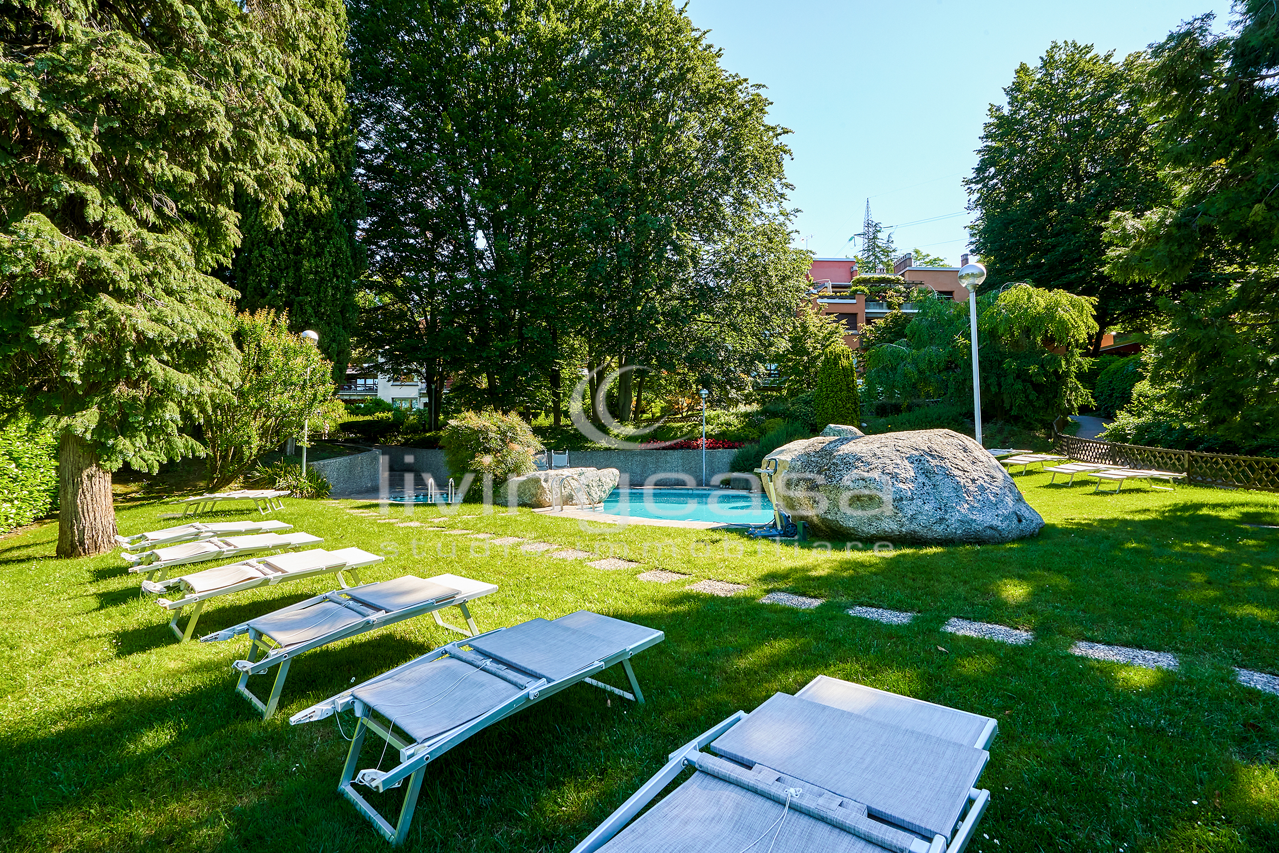 A CASSAGO, BIFAMILIARE CON GIARDINO PER CHI SOGNA INDIPENDENZA E TRANQUILLITÀ