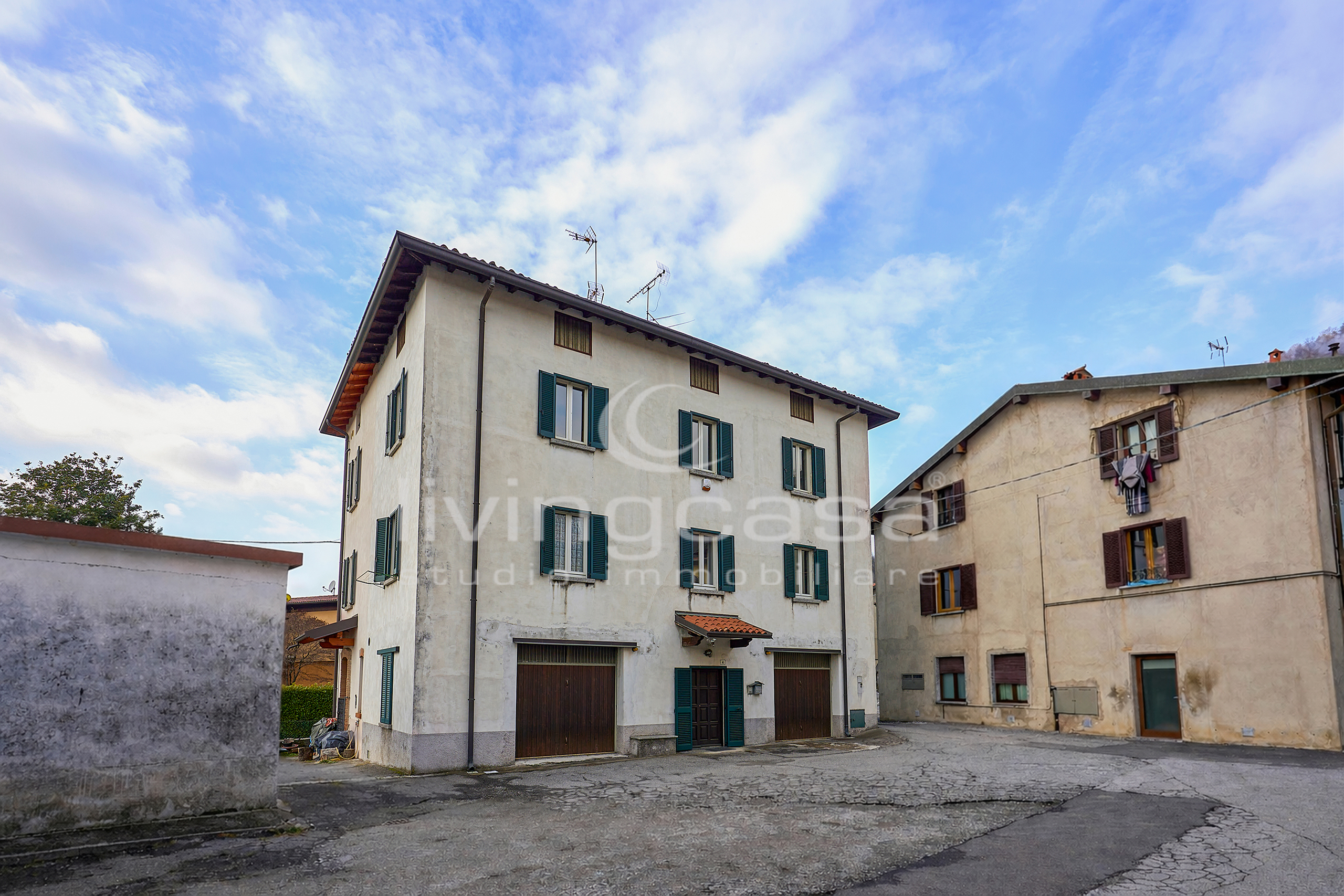 IL LUSSO DELLA TRANQUILLITA’: VILLA SINGOLA, CON 1.900 MQ DI GIARDINO, NEL CUORE DEL VERDE DELLA BRIANZA !