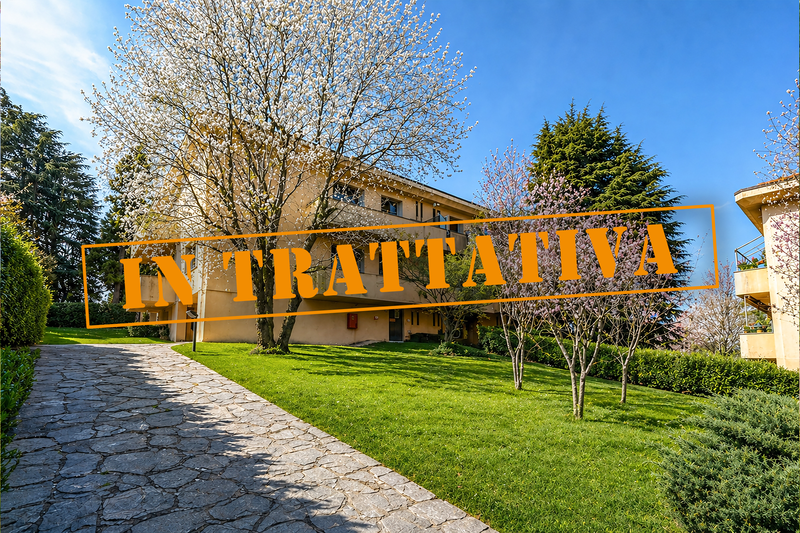MODERNA VILLA SINGOLA CON 1.700 MQ DI GIARDINO E JACUZZI A BESANA IN BRIANZA