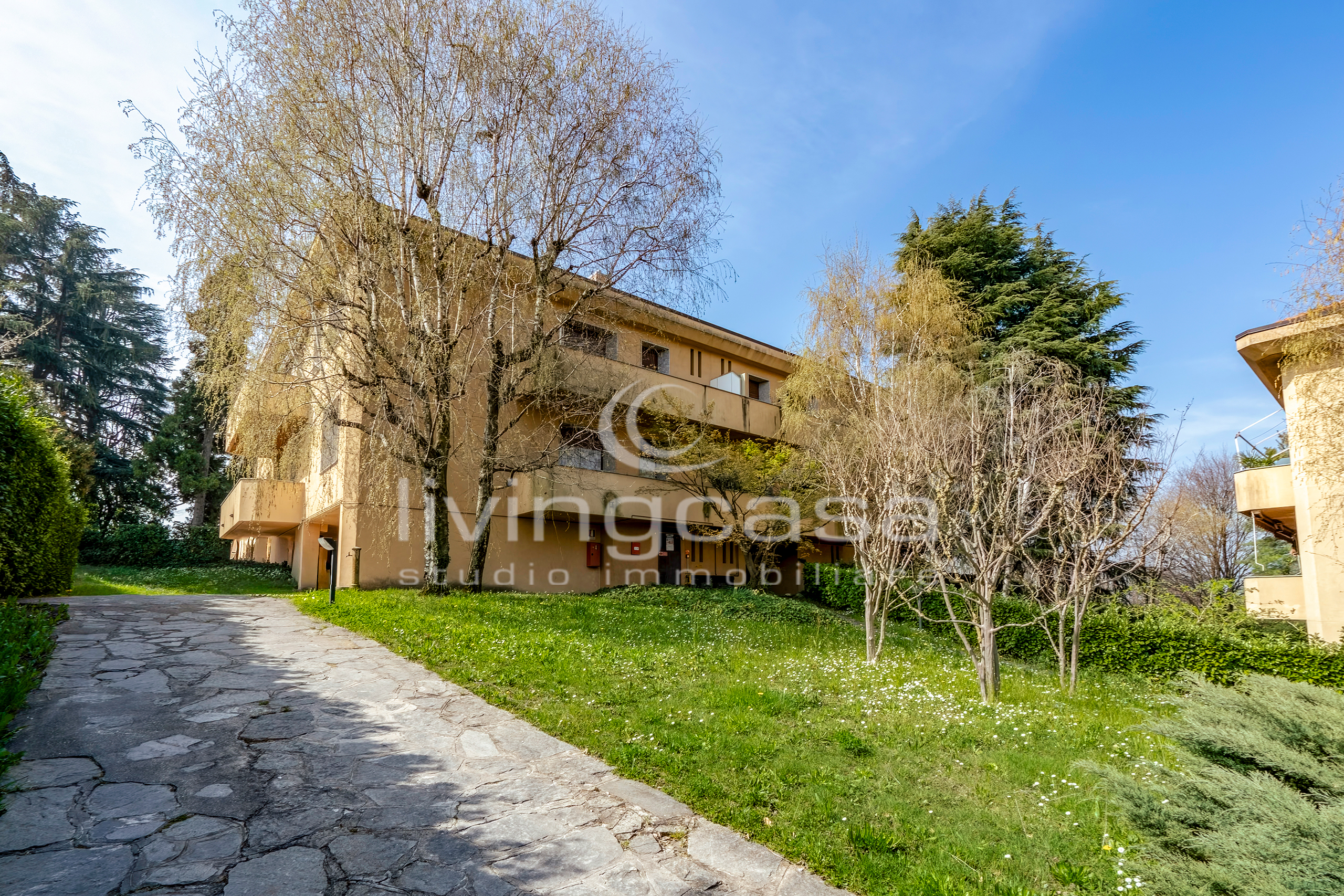 A COSTA MASNAGA, 4 LOCALI CON DOPPI SERVIZI, AMPIA CANTINA E BOX