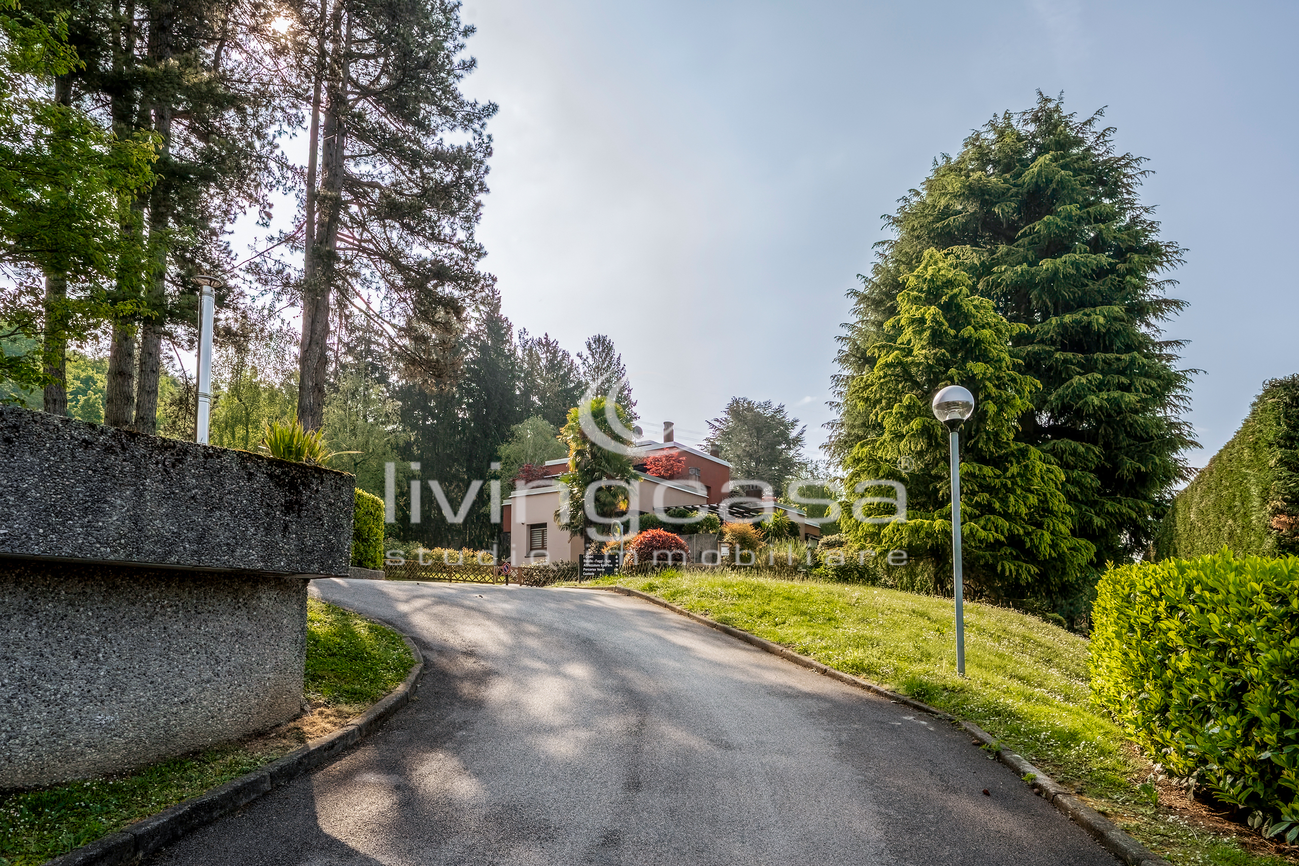A BESANA BRIANZA, CAPANNONE DI TESTA IN AFFITTO