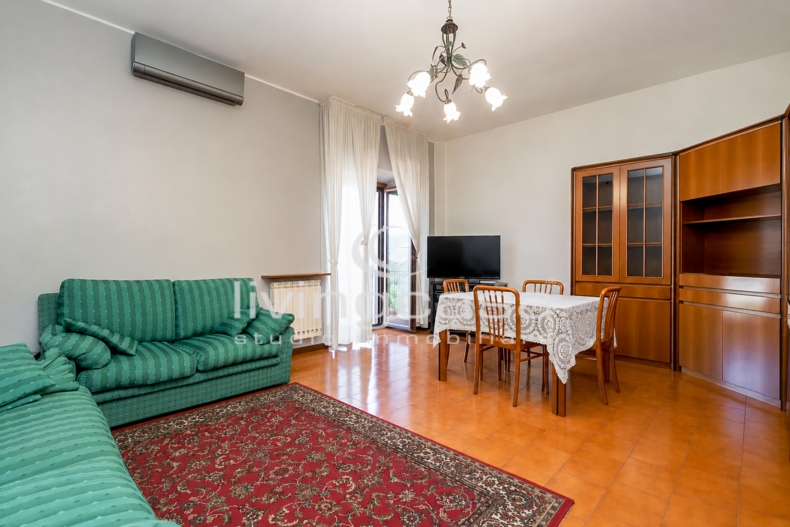 VILLA SINGOLA CON TRE UNITÀ INDIPENDENTI, VISTA SU MONTEVECCHIA E PARCO PRIVATO