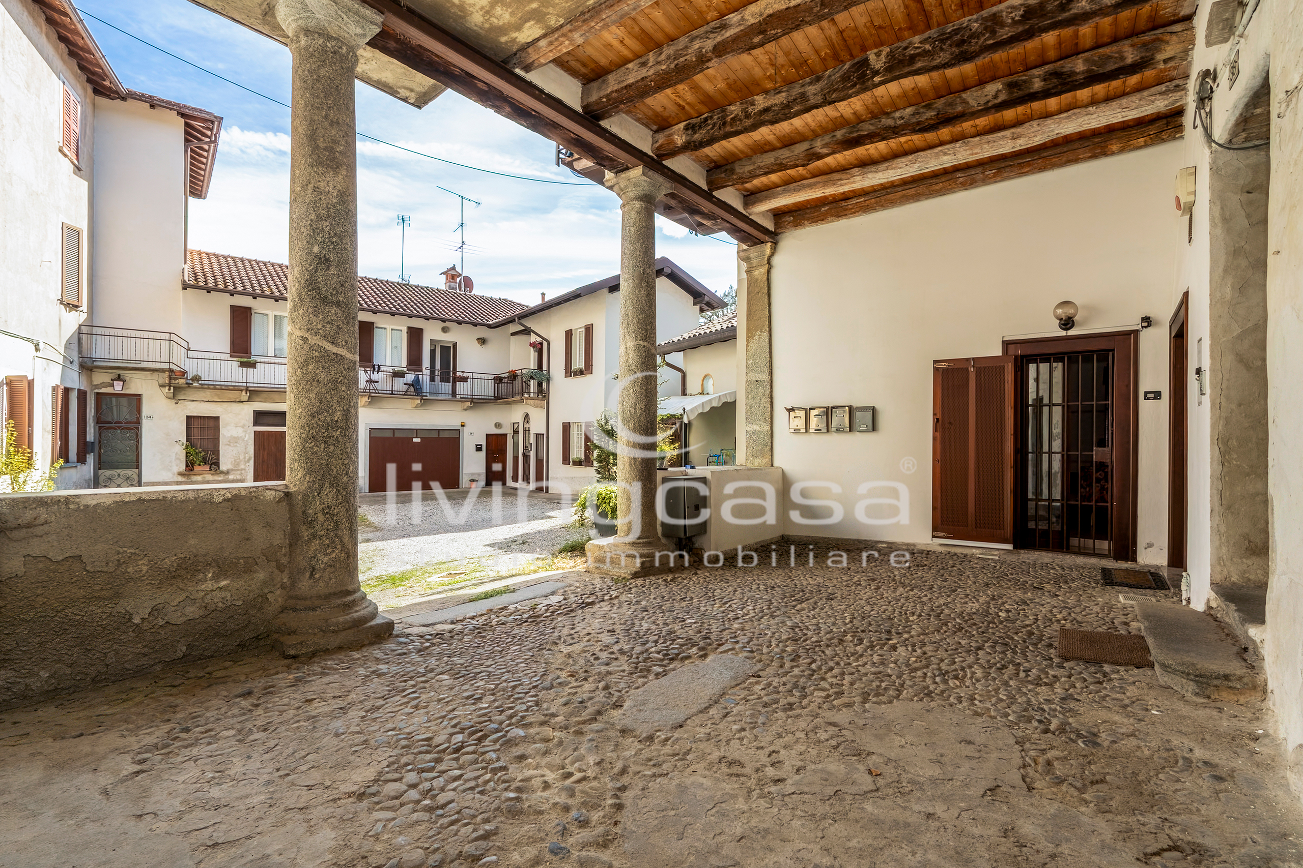VILLA SINGOLA CON TRE UNITÀ INDIPENDENTI, VISTA SU MONTEVECCHIA E PARCO PRIVATO