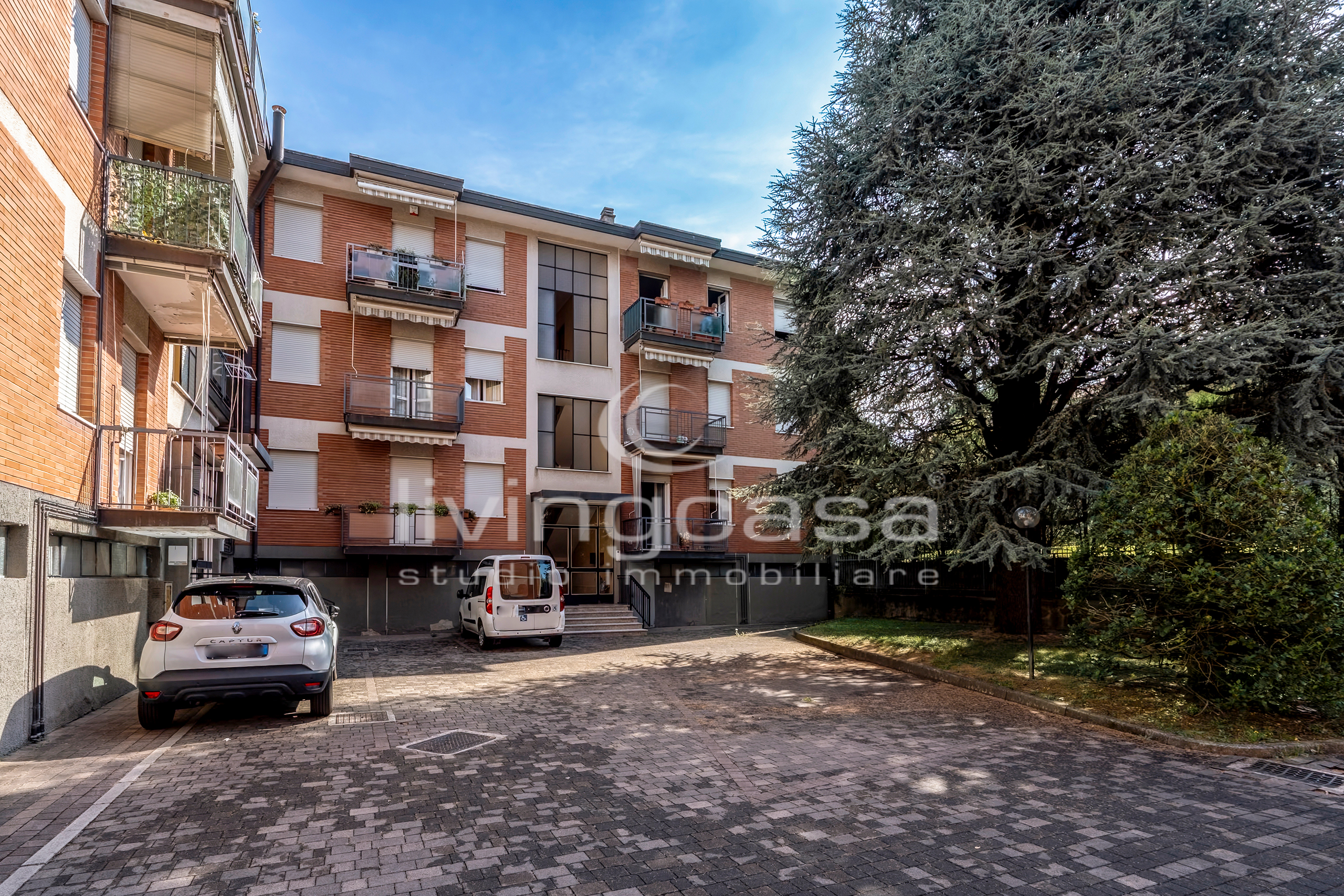 BILOCALE IN CLASSE A, ALL’ULTIMO PIANO, COMPLETAMENTE ARREDATO CON BALCONE E BOX