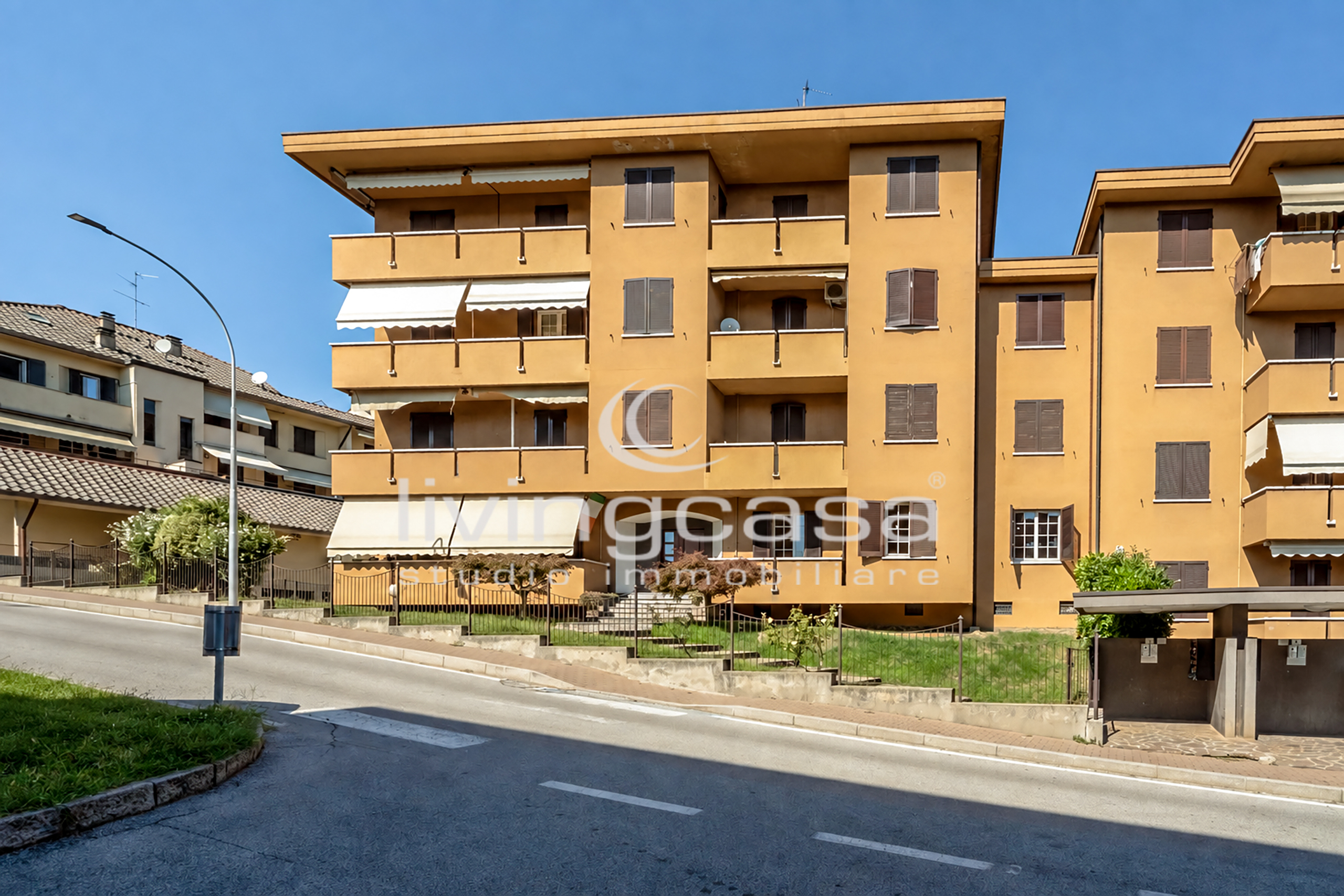 ELEGANTE QUADRILOCALE CON ASCENSORE, BALCONE, DOPPI SERVIZI E CANTINA