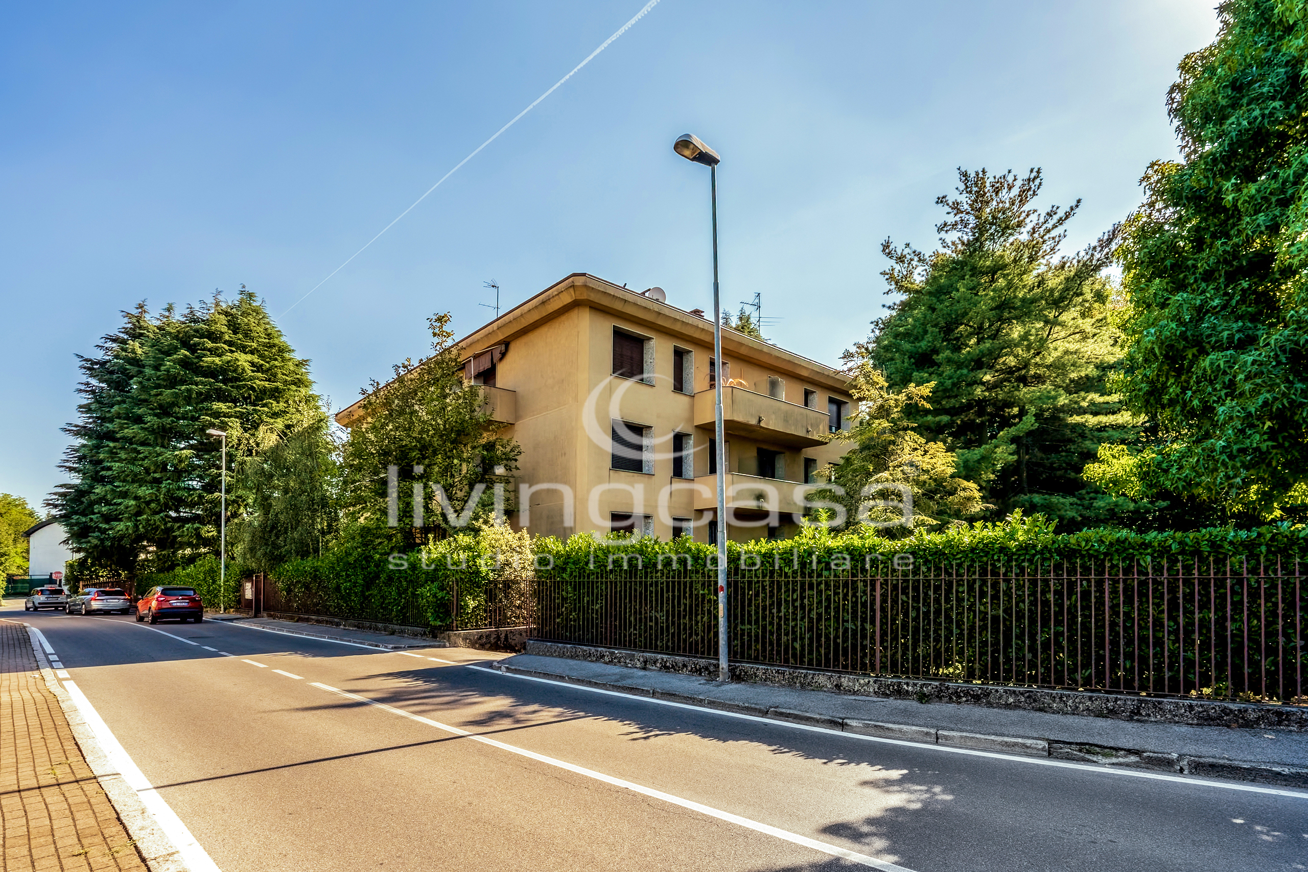 LA CASA CHE UNISCE: VILLA SINGOLA CON 2 UNITA’ INDIPENDENTI A BESANA IN BRIANZA